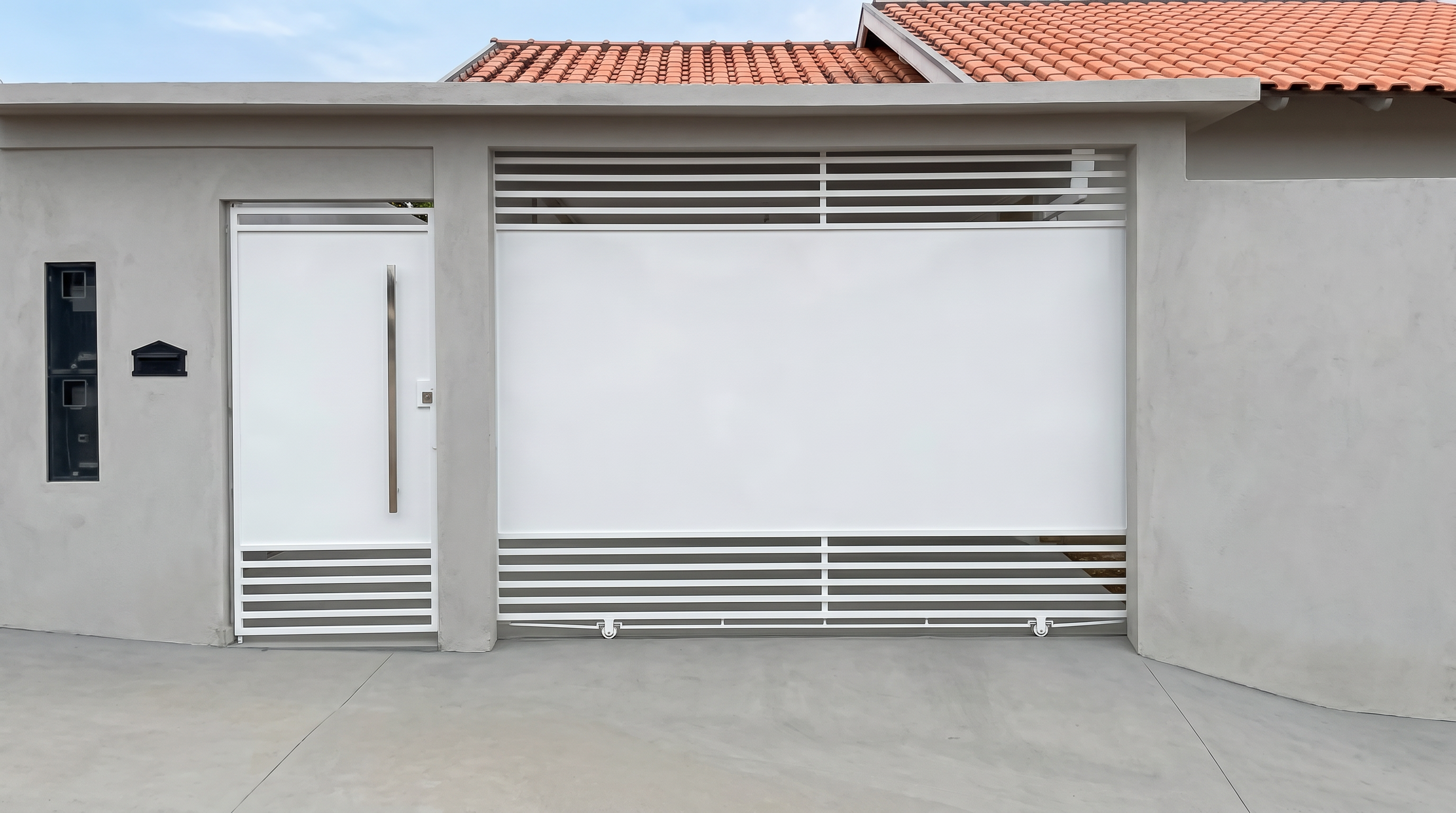 Portão deslizante com tubo e ACM